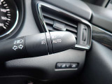 オートライト機能が装備されており暗い場所に入ると車両が検知しライトのON・OFFを自動的に切り替えてくれますので非常に便利な装備です♪