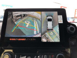 全周囲の画像が表示されます。 運転席から見づらい個所なども、上空から見たような映像で確認できます。  映像の切替もでき、後方確認だけでなく大変便利な機能です。