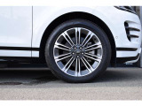 純正20インチホイールを装備。ボディカラーと良くマッチしており、車体全体がよりスタイリッシュな印象になります。