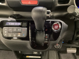CVT車のセレクトレバーです。低速から高速まで、変速ショックのないスムーズな走りを実現するとともに、エンジン効率のよい領域を維持することで燃費にも貢献します。