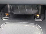 快適温熱シート(運転席・助手席)が装備されています。負担のかかりやすい肩や腰、冷えやすい下肢を効果的に温めてくれます。