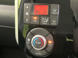【オートエアコン】一度お好みの温度に設定すれば、車内の温度を検知し風量や温度を自動で調整。暑い&hellip;寒い&hellip;と何度もスイッチ操作をする必要はありません。快適な車内空間には必須の機能ですね♪