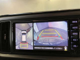 映像で見づらい車両周辺の確認をアシスト。クルマを真上から見ているような映像を表示。 運転席から確認しにくい車両周囲の状況を把握。