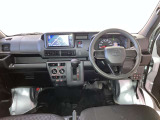 運転席周りのレイアウトをご覧ください。ナビゲーションが綺麗に装着されすっきり収まってますね!