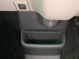 前席足元部分には12V電源と、ちょっとした小物を入れるのに便利な収納BOXもあります。