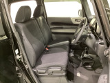 女性でも運転がしやすいように、シートの高さ調整機能(シートリフター)がついています。運転席と助手席の間が空いている為、助手席側への移動がスムーズです。交通量の多い道でも助手席側から乗り降りができます。