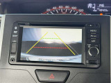 【バックガイドモニター】車両後方の映像をナビ画面に表示し、駐車などの後退操作をサポートします。
