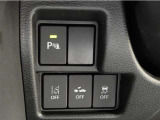 コーナーセンサーを車の前後に装備。障害物までの距離に応じて警告音を変えてお知らせ。縦列駐車時や駐車場・車庫などでの取り回しをサポートします。詳細は販売店スタッフまでおたずねください。