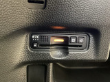 ハンドルの左下にETCがついています。高速道路の料金所の通過も楽々です。 カードの取り出しもしやすい場所についています。