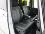 フロントベンチシートだから運転席助手席足元もゆったり広々快適です。助手席への移動も楽々です。
