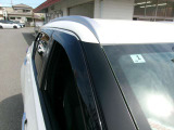 雨の日でも、車内の空気入替に便利なプラスチックバイザー付きになります^^意外と実用性がありますよね☆