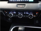 【オートエアコン】温度を設定すれば自動で快適な車内温度を保ちます。エアコン内部の高性能脱臭フィルターで車内のアレルゲンや花粉を除去。
