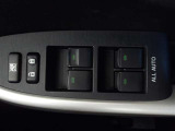 パワーウィンドウスイッチで運転席から全席の窓の開閉ができます。