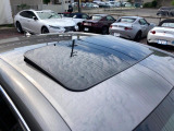 【ムーンルーフ】開放感たっぷりの希少装備、ムーンルーフが装着されています!車内に明かりを取り入れたり景色を楽しむ以外にも、車内の空気も簡単に換気できて快適です!