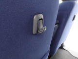 フロント席シートバック荷物フック。手荷物をサッとかけたり、車内の置き傘やボックスティッシュの吊るし収納としても便利にお使いいただけます。