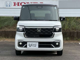 車幅いっぱいに伸びるフロントアクセサリーLEDがボディーのワイド感を強調します!フォグライトも装備されています!