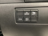 運転席脇のクラスタースイッチ部分にはEVモードをセット。エンジンを動かさずに電気モーターのみで静かに走行も可能。早朝や深夜の住宅街など排気ガスや音を抑えて走りたいときに便利です。