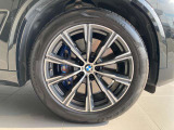 BMW純正20インチアルミホイールが足元を引き締め、X5の大きなボディに相応しい力強いスタイリングを演出します。