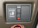 左側電動スライドドアは運転席からでも操作ができるように、ハンドル付近に開閉の操作スイッチが付いています。