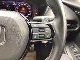 Hondaセンシングの機能のひとつ、アダプティブクルーズコントロール付!アクセルから足を離しても設定したスピードと前車との車間を保ち走行してくれます!車線維持もアシスト☆高速道路で疲労軽減ですね☆