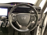 ハンドルにHondaセンシング系のクルーズコントロールやレーンキープアシストなどのスイッチと、オーディオの操作スイッチが装備されています。ハンドルから手を離さず安全に操作できます。