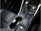 スマートキー付きです。スマートキーとは鍵を車に差し込まなくても、ドアノブを触ったりするだけで、ドアロックを解錠できます。これが凄く便利なんですよ。