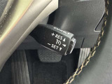 クルーズコントロール機能が付いています。 速度を設定するとアクセルを踏まなくても一定の速度で走ることができます。  高速道路ではとても便利な装置なんです。