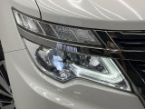 【LEDヘッドライト】悪天候や夜間走行時も良好な視界を確保し安心して運転できる高輝度LEDヘッドライトを装備!点灯速度が早く、消費電力も抑えられています。