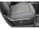 運転席10ウェイパワーシート。前後スライド、前チルト、シートリフター、リクライニング、ランバーサポートの調整を電動化。最適なポジションを提供します。