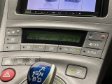 【オートエアコン】一度お好みの温度に設定すれば、車内の温度を検知し風量や温度を自動で調整。暑い&hellip;寒い&hellip;と何度もスイッチ操作をする必要はありません。快適な車内空間には必須の機能ですね♪