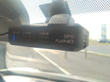 ドライブレコーダーは、車に取り付けて走行中の映像や音声を記録する機器です。事故やあおり運転などが起きたときに、状況確認の材料として使われます。衝撃を検知すると、その前後の映像を自動で保存