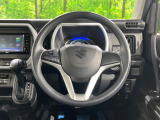 インテリアに合わせたデザインのステアリングは、運転される方のことも考え、運転しやすい形状、大きさです。是非一度、実際に触ってお確かめください。