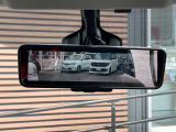 後方をカメラで映しだす機能が付いたスマートルームミラー!ルームミラーの下のレバーを変えるだけで、後席に大きな荷物が乗っていても、後方をカメラを確認できる便利機能!。