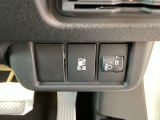 急速充電時は、車内の専用スイッチを操作することで充電口の蓋が開く仕組みです。車内からの操作に限定することで、誤接続や差し間違いを防ぐ安全性の高い設計となっています。
