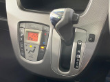 【オートエアコン】一度お好みの温度に設定すれば、車内の温度を検知し風量や温度を自動で調整。暑い&hellip;寒い&hellip;と何度もスイッチ操作をする必要はありません。快適な車内空間には必須の機能ですね♪