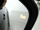 【BSM(ブラインドスポットモニター)】・・・隣の車線を走る車両をレーダーで感知。車両を感知するとドアミラーに搭載されたLEDインジケーターが点灯。