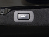スイッチ操作でトランクリッドの自動開閉が行えます。電子キー本体のワイヤレス機能や運転席のスイッチからでもオープン操作が可能です!高級車ならではの快適装備です!!