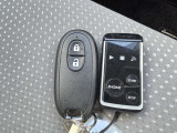 【キーレススタートシステム】カバンやポケットに入れたままでもドアの施錠・解錠が可能なスマートキーを装備。エンジンのオン・オフ時もカギを取り出す必要が無いからとっても便利です♪