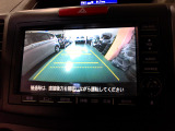 バックカメラの画像です。ガイドラインがスムースな車庫入れをサポートいたします。車庫入れの安心感がアップしますね。