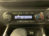 【オートエアコン】一度お好みの温度に設定すれば、車内の温度を検知し風量や温度を自動で調整。暑い&hellip;寒い&hellip;と何度もスイッチ操作をする必要はありません。快適な車内空間には必須の機能ですね♪