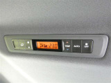 【リヤオートエアコン】・・・(リヤクーラー+リヤヒーター)後席空調システムとなります。