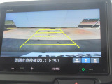 【リアカメラ】リバースに入れるだけで後方の映像が映ります。安全確認や、狭い駐車場での車庫入れ、雨の日や夜間など視界の悪い時に便利です。安全にバックする為には欠かせない装備です。