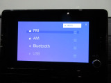 センターディスプレイが装備されております。BluetoothやUSB、FM/AMチューナーでお気に入りの音楽・ラジオをお楽しみいただけます。各種ナビ取り付けも当店にて対応可能。是非ご相談ください。