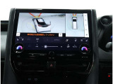 サイドクリアランスビュー表示中に、旋回時の運転操作に合わせて自動で車両を斜め後方から見たような映像を表示。