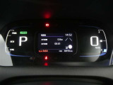 各操作スイッチは使いやすい位置に配置され、とっても見やすいメーターです。夜間時はラグジュアリーな気分にさせてくれる照明が魅力ですので、夜のドライブも楽しみになりますよ♪