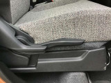 運転席シートリフター!ご自分の好きなシートポジションが取れるので運転が楽しくなりますし疲れにくいです。