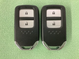 スマートキーを装備しています。鍵を差し込むことなくドアロックの開け閉めと、スタートボタン操作でのエンジンスタートができます。スペアキーも同じものを用意しております。