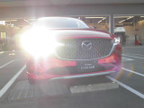 【アダプティブ・LED・ヘッドライト(ALH)】装備です。夜間走行時に先行車や対向車の状況を自動で判断し、ヘッドランプの照射範囲や明るさを自動的に変化させ、安全運転に必要な視認性を確保します。