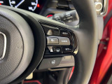 ハンドル右側にはクルーズコントロールのスイッチが装備され、運転中の操作も安心して行えます。