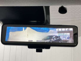 【インテリジェント ルームミラー】車両後方のカメラ映像をミラー面に映し出すので、車内の状況や、天候などに影響されずいつでもクリアな後方視界が得られます!